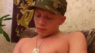 Солдат на кастинге наслаждается минетом от гея до оргазма