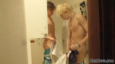 Два гея надрачивают розовые пенисы в ванной и обильно кончают