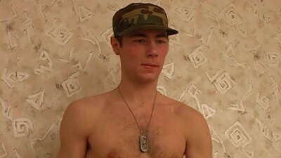 Офицер ебет молодого солдата в ротик перед анальной еблей