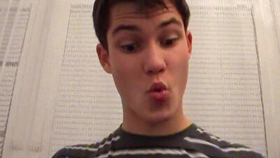 Сладенький брюнет затеял уборку но устал и решил подрочить стояк