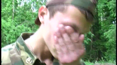 Офицер в форме жестко ебет молодого солдата огромным членом в очко