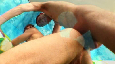 Сладкий парнишка глубоко сосет член своего ебаря перед аналом