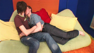 Пассив со светлыми волосами сделал минет голубку перед трахом в анал