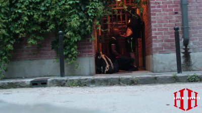 Подкачанный негр отсосал член белого трахаря и согласился на камшот на лицо