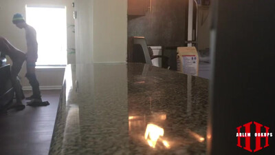 Белый гей в шапке увидел жопу негра и вставил в узкое очко большой член