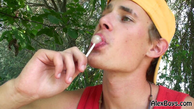 Молодой гей выбрался в лес чтобы дрочить пенис и кончать на животик