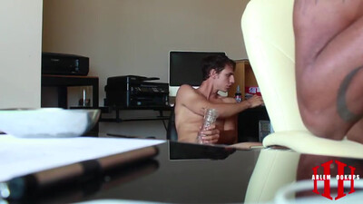 Накачанный негр помог лучшему другу кончить сделав ему сладкий минет