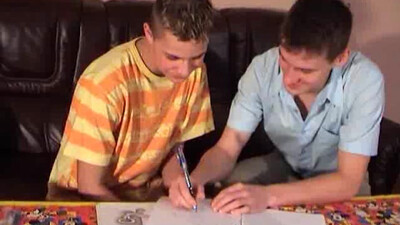 Пассив отсосал активному гею елдак и приготовился к камшоту на лицо