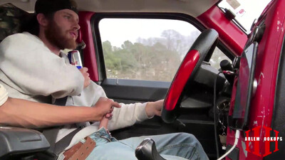 Пока лучший друг ведет машину его любовника надрачивает упругий член