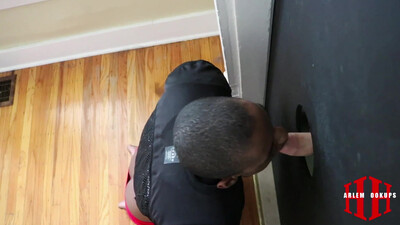 Негр-пассив сосет стояк белокурого любовника через дырку в стене