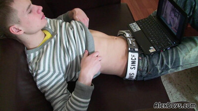 Парнишка дрочит большой член под звуки порно и кончает себе спермой на лицо