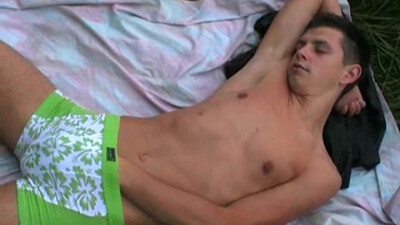 Сладкий парень засунул руку в трусы и надрочил толстый пенис до оргазма