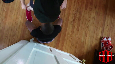 Гомосексуальный блондин поставил негра раком и трахнул глубоко в попку