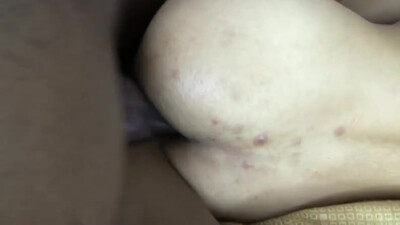 Подкачанный черныш круто трахает белокожего парнишку в рот и в сочную попку