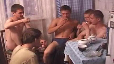 Напившиеся молоденькие студенты занялись горячим сексом на полу