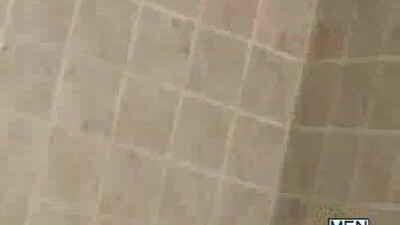 Горячие спортивные мужики отсосали друг другу в общественном душе