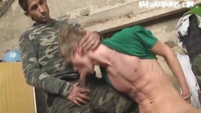 Горячие крутые парни заставляют друга лизать хуи и жестко ебаться