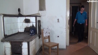 Худые студенты жарко дрочат на кухне и вводят дилдо в тугие попки