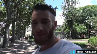 Страстный чувак жадно взял за щеку хуй горячего незнакомца