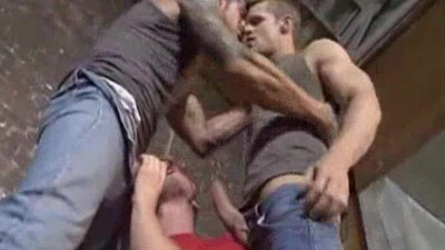 Два друга жарко трахаются: один мощно долбит другого раком