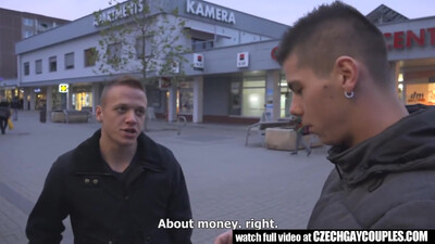 Горячий проигрыш в карты: парень отсосал хуй своему другу