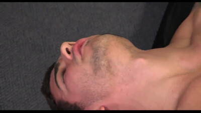 Жесткий качок ставит друга раком и растягивает его очко толстым хуем