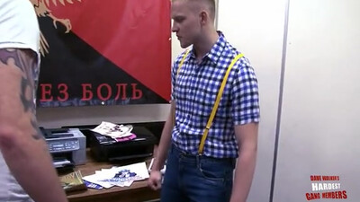 Накаченные мужики безжалостно трахают молодого гея в БДСМ