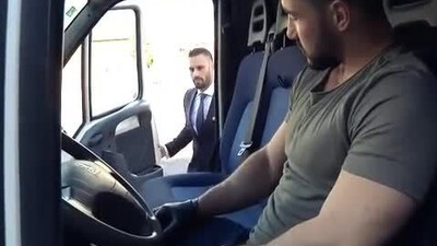 Два горячих попутчика отлично поебались у машины в гей порно