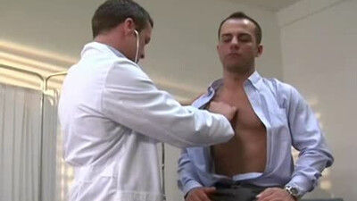 Гей-врач уложил пациента на спину и жестко выебал его в глотку