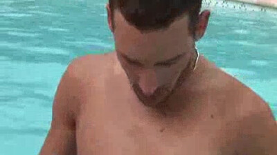 Горячие геи купаются голышом в бассейне и манят упругими попками