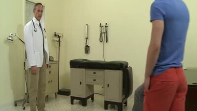 Горячий доктор засунул хуй в рот парню на дикой гейской групповухе