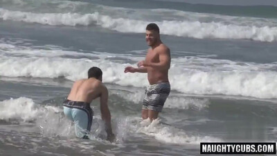 Горячий красавец гей жёстко жарит паренька в зад на диване