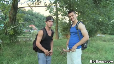 Сексуальный молодой гей эротично насаживается на хуй любимого