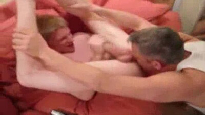 Мускулистый самец вылизывает анал и жестко трахает пацана на постели