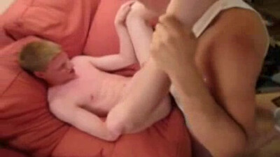 Мускулистый самец вылизывает анал и жестко трахает пацана на постели