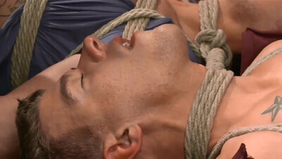 Горячий парень отсасывает у связанных геев перед дикой групповухой