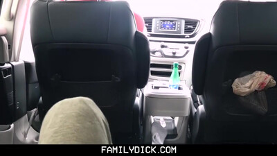 Парень страстно сосет член дядьке в шикарном авто!