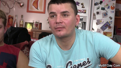 Мускулистый парень усадил друга на диван и жестко отымел задницу!
