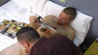 Страстные парни в спальне нежно ласкают твердые члены