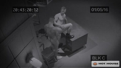 Зрелые охранники жёстко ебут тугое очко на столе!