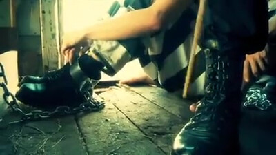 Жесткая BDSM порка возбужденных парней в спортзале!