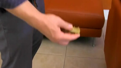 Парень сосёт грозному папочке перед жёстким поревом!