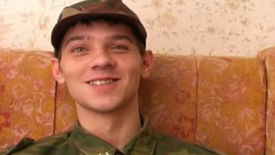 Горячий военный гей раздевает форму и дрочит член на кресле!