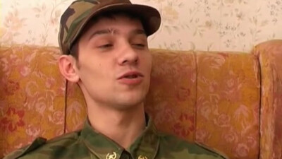 Горячий военный гей раздевает форму и дрочит член на кресле!