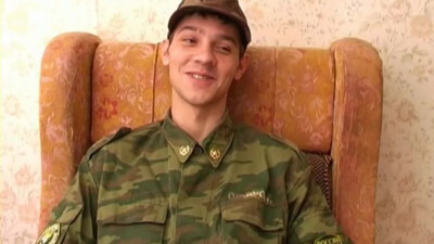 Горячий военный гей раздевает форму и дрочит член на кресле!