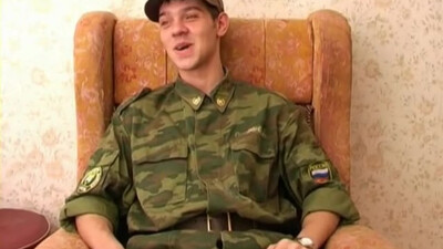 Горячий военный гей раздевает форму и дрочит член на кресле!