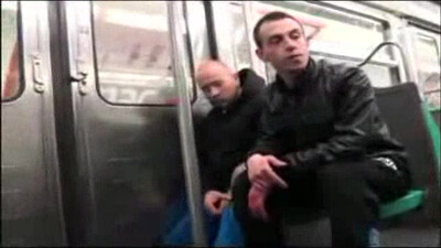 Брюнет внезапно отсосал у сексуального гея в переполненном метро!