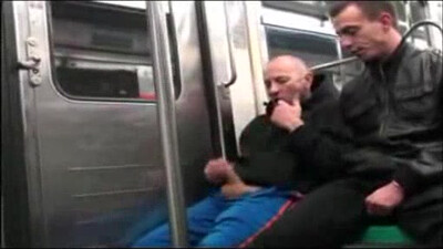 Брюнет внезапно отсосал у сексуального гея в переполненном метро!