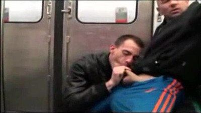 Брюнет внезапно отсосал у сексуального гея в переполненном метро!
