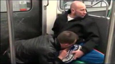 Брюнет внезапно отсосал у сексуального гея в переполненном метро!